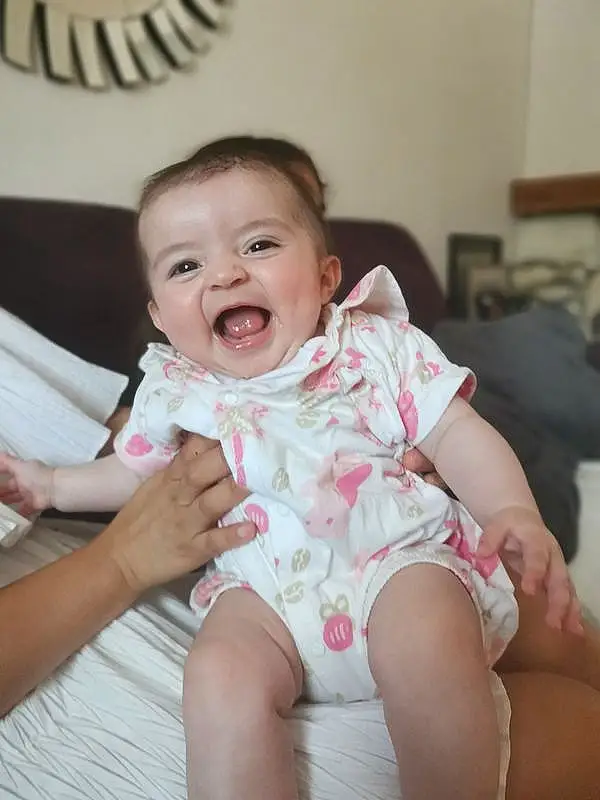 Joue, Peau, Head, Lip, Sourire, Shoulder, Eyebrow, Facial Expression, Mouth, Jambe, Comfort, Human Body, Dress, Baby & Toddler Clothing, Neck, Flash Photography, Happy, Gesture, Iris, Baby, Personne