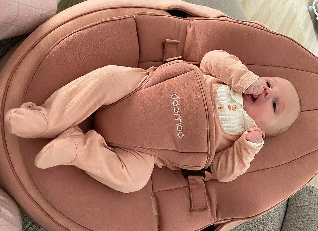 Comfort, Car Seat, Car Seat Cover, Auto Part, Baby, Automotive Design, Tableware, Kitchen Utensil, Fashion Accessory, Bambin, Carmine, Peach, Head Restraint, Baby Products, Thumb, Personal Luxury Car, Vrouumm, Family Car, Luxury Vehicle, Personal Protective Equipment, Personne