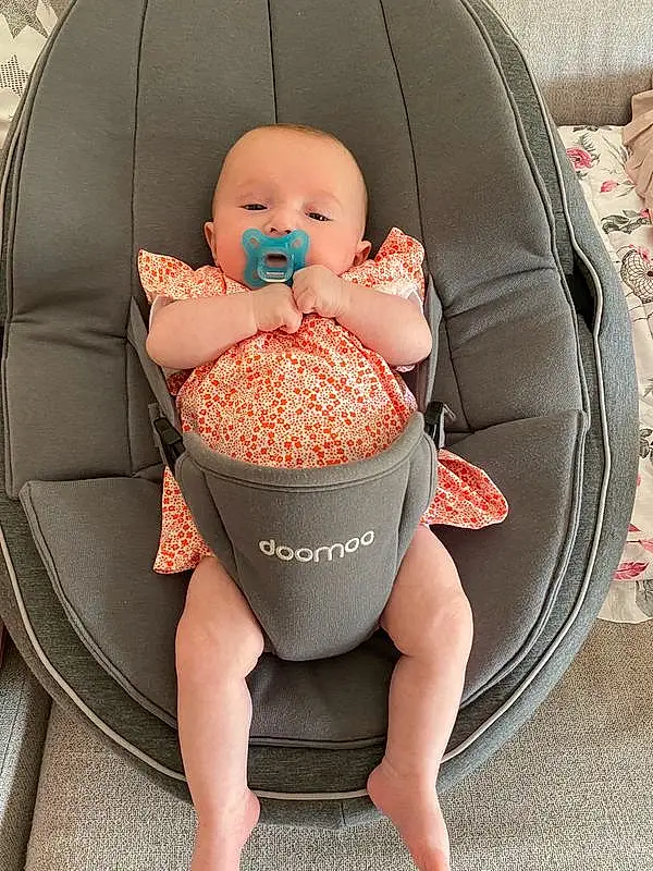 Comfort, Thigh, Baby Carriage, Car Seat, Jouets, Bambin, Baby Products, Human Leg, Assis, Bag, Baby, Foot, Chair, Easter Egg, Fashion Accessory, Peach, Egg, Enfant, Luggage And Bags, Baby Safety, Personne