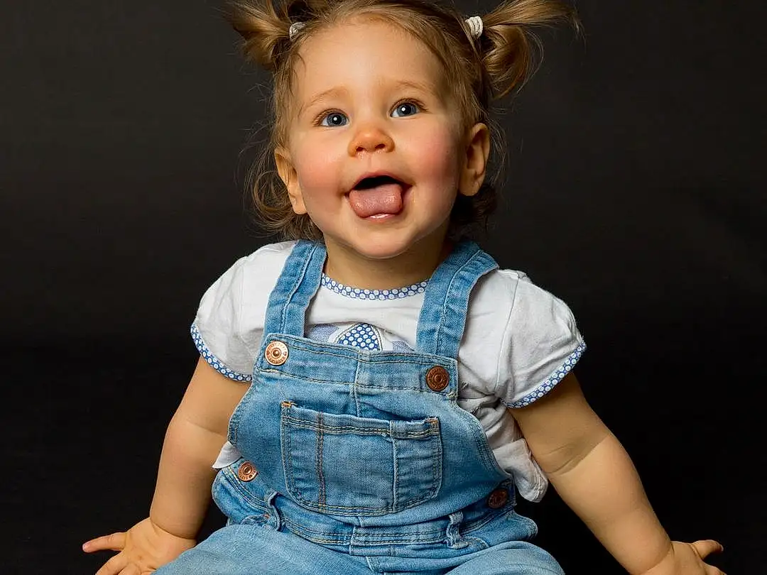 Joue, Peau, Head, Sourire, Jeans, Flash Photography, Dress, Baby & Toddler Clothing, Sleeve, Happy, Iris, Bambin, Denim, Barefoot, Electric Blue, Enfant, Baby, Assis, Human Leg, Brown Hair, Personne