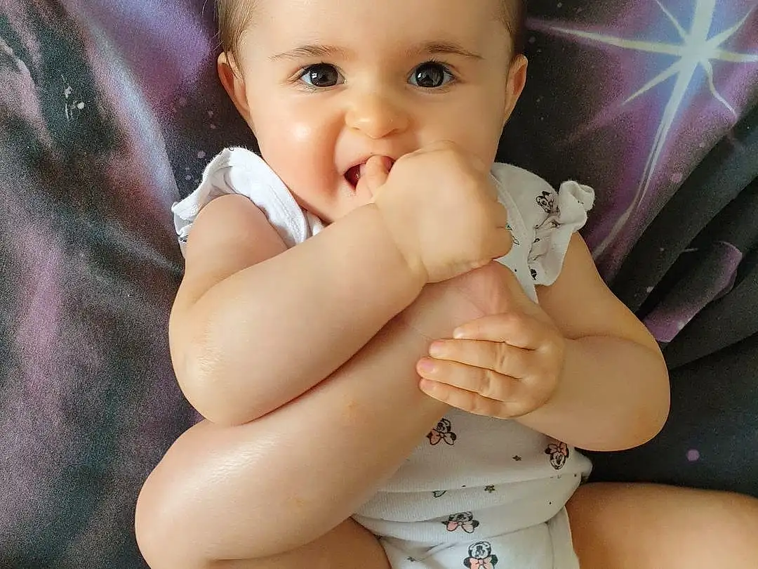 Hair, Joue, Peau, Joint, Head, Lip, Bras, Yeux, Mouth, Muscle, Eyelash, Human Body, Neck, Flash Photography, Happy, Gesture, Baby, Finger, Baby & Toddler Clothing, Rose, Personne