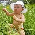 Peau, Hand, People In Nature, Baby & Toddler Clothing, Happy, Plante, Sun Hat, Finger, Baby, Herbe, Grassland, Fun, Bambin, Meadow, Thumb, Enfant, Prairie, Human Leg, Cap, Personne, Headwear