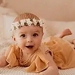 Peau, Head, Sourire, Facial Expression, Flash Photography, Baby, Baby & Toddler Clothing, Happy, Embellishment, Iris, Headgear, Bambin, Headpiece, Comfort, Necklace, Headband, Jewellery, Enfant, Bridal Accessory, Event, Personne, Headwear