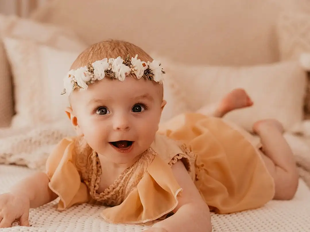 Peau, Head, Sourire, Facial Expression, Flash Photography, Baby, Baby & Toddler Clothing, Happy, Embellishment, Iris, Headgear, Bambin, Headpiece, Comfort, Necklace, Headband, Jewellery, Enfant, Bridal Accessory, Event, Personne, Headwear
