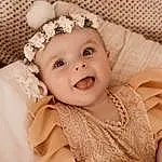 Visage, Sourire, Peau, Chin, Flash Photography, Textile, Happy, Sleeve, Baby & Toddler Clothing, Iris, Baby, Comfort, Rose, Finger, Headgear, Embellishment, Bambin, Headpiece, Bridal Accessory, Event, Personne, Headwear