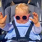 Lunettes, Vision Care, Goggles, Facial Expression, Sunglasses, Blanc, Comfort, Eyewear, Sleeve, Gesture, Baby Carriage, Cool, Bambin, Seat Belt, Fun, Baby & Toddler Clothing, Enfant, Car Seat, Personal Protective Equipment, Personne