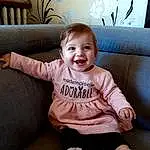 Joue, Sourire, Peau, Head, Coiffure, Yeux, Facial Expression, Couch, Comfort, Baby & Toddler Clothing, Textile, Sleeve, Happy, Iris, Baby, Bambin, Enfant, T-shirt, Living Room, Assis, Personne, Joy
