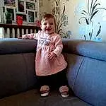 Sourire, Jambe, Comfort, Couch, Sleeve, Picture Frame, Shelf, Bambin, Happy, Bookcase, Studio Couch, Living Room, Knee, Baby & Toddler Clothing, Thigh, Rectangle, Room, Human Leg, Personne, Joy, Under Exposed