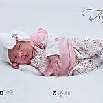 Peau, Baby & Toddler Clothing, Sleeve, Comfort, Baby, Font, Bambin, Happy, Pattern, Magenta, Baby Sleeping, Fashion Accessory, Linens, Enfant, Portrait Photography, Peach, Personne, Headwear