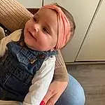Joue, Peau, Joint, Head, Sourire, Shoulder, Yeux, Facial Expression, Mouth, Jambe, Comfort, Human Body, Baby & Toddler Clothing, Sleeve, Baby, Knee, Finger, Thigh, Bambin, Enfant, Personne, Headwear