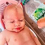Visage, Joue, Peau, Eyebrow, Baby Bathing, Baby, Oreille, Eyelash, Finger, Bambin, Bathing, Chest, Beauty, Thumb, Happy, Barechested, Enfant, Abdomen, Trunk, Baby Products, Personne