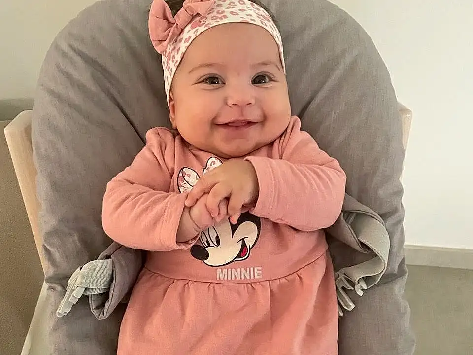 Visage, Sourire, Peau, Head, VÃªtements dâ€™extÃ©rieur, Yeux, Mouth, Comfort, Baby & Toddler Clothing, Human Body, Sleeve, Rose, Baby, Bambin, Happy, Cap, Personal Protective Equipment, Fun, Magenta, Poil, Personne, Joy, Headwear