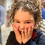 Joue, Chin, Eyebrow, Sourire, Eyelash, Happy, Gesture, Fun, Flash Photography, Bambin, Event, Enfant, Thumb, Tradition, Fashion Accessory, Portrait Photography, Laugh, Vacation, Child Model, Headpiece, Personne, Blurred