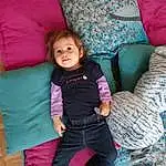 Coiffure, Comfort, Purple, Textile, Pillow, Rose, Couch, Magenta, Baby & Toddler Clothing, Fun, Leisure, Bambin, Thigh, Enfant, Linens, Happy, Human Leg