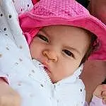 Visage, Joue, Peau, Lip, Chin, Facial Expression, Cap, Textile, Sleeve, Baby, Rose, Baby & Toddler Clothing, Comfort, Bambin, Enfant, Happy, Sun Hat, Chapi Chapo, Pattern, Personne, Headwear