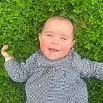 Clothing, Nez, Joue, Peau, Plante, Hand, Sourire, People In Nature, Leaf, Sleeve, Baby & Toddler Clothing, Happy, Gesture, Herbe, Finger, Bambin, Terrestrial Plant, Thumb, Baby, Personne, Joy