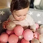 Joue, Peau, Photograph, Human Body, Happy, Sourire, Baby, Rose, Bambin, Jouets, Balloon, Enfant, Fun, Beauty, Baby & Toddler Clothing, Sweetness, Party Supply, Event, Baby Playing With Toys, Play, Personne