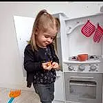 Clothing, Sleeve, Kitchen Appliance, Debout, Bambin, Home Appliance, Gas, Cabinetry, Baby & Toddler Clothing, Bois, Enfant, T-shirt, Major Appliance, Sourire, Knee, Room, Drawer, Kitchen, Cooking, Personne, Joy