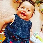 Joue, Peau, Sourire, Photograph, Facial Expression, Baby & Toddler Clothing, Sleeve, Happy, Gesture, Baby, Finger, Bambin, Baby Laughing, Pattern, Beauty, One-piece Garment, Enfant, Electric Blue, People In Nature, Fun, Personne