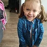 Hair, Sourire, Joue, Joint, Peau, Head, Coiffure, Shoe, Yeux, Facial Expression, Blanc, Jambe, Sleeve, Bois, Debout, Iris, Happy, Baby & Toddler Clothing, Personne, Joy