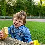 Sourire, Happy, Yellow, Arbre, Herbe, Table, Plante, Leisure, Bois, Bambin, Public Space, People In Nature, Summer, Nourriture, Fun, Recreation, Enfant, Pelouse, Baby & Toddler Clothing, Assis, Personne, Joy