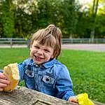 Sourire, Leaf, People In Nature, Yellow, Herbe, Arbre, Happy, Bois, Plante, Leisure, Enfant, Bambin, Table, Summer, Recreation, Fun, Baby & Toddler Clothing, Nourriture, Blond, Assis, Personne, Joy