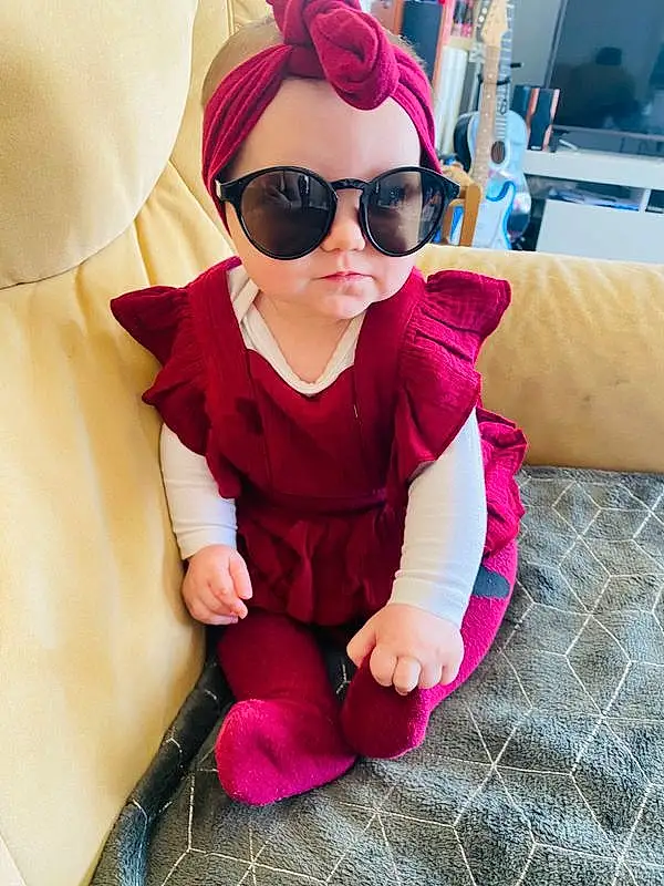 Visage, Lunettes, Goggles, Vision Care, Shoe, Sunglasses, Jambe, Cap, Purple, Dress, Human Body, Eyewear, Comfort, Sleeve, Rose, Baby & Toddler Clothing, Happy, Thigh, Street Fashion, Jacket, Personne