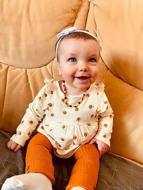 Joue, Peau, Sourire, Bras, Facial Expression, Orange, Baby & Toddler Clothing, Human Body, Neck, Sleeve, Comfort, Happy, Baby, Bambin, Enfant, Beauty, Assis, Pattern, Fashion Accessory, Personne, Joy