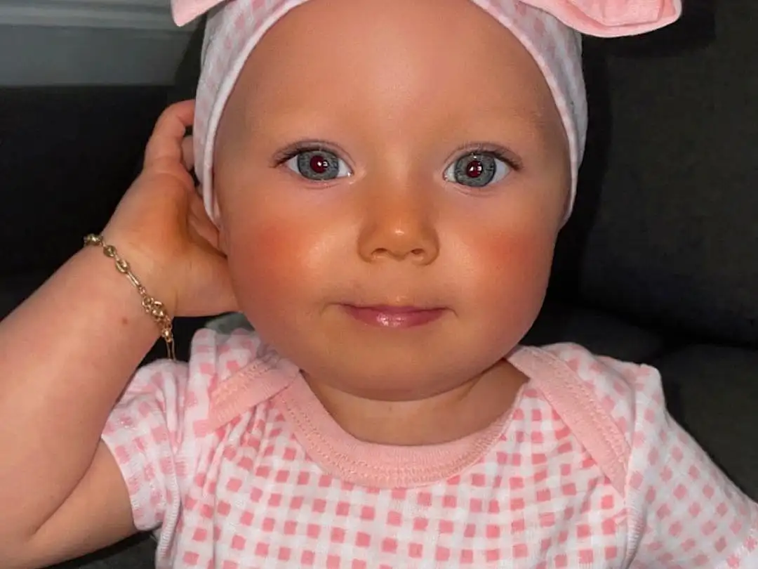 Visage, Nez, Joue, Peau, Lip, Chin, Coiffure, Yeux, Facial Expression, Mouth, Human Body, Neck, Sleeve, Baby, Baby & Toddler Clothing, Gesture, Iris, Rose, Eyelash, Cool, Personne, Headwear