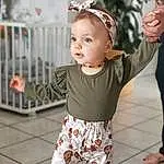 Visage, Joint, Photograph, Shoulder, Sleeve, Baby & Toddler Clothing, Debout, Active Pants, Happy, Bambin, Baby, Enfant, Waist, Beauty, Pattern, Event, Headband, Human Leg, Personne