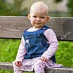 Dress, Baby & Toddler Clothing, Sleeve, Plante, Herbe, Happy, Flash Photography, Bois, People In Nature, Enfant, Bambin, Pattern, Leisure, Baby, Assis, T-shirt, Spring, Garden, Grassland, Chair, Personne
