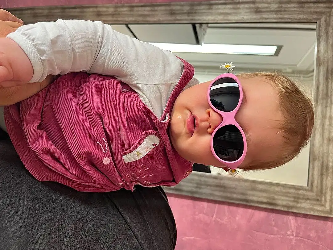 Nez, Lunettes, Vision Care, Goggles, Sunglasses, Mouth, FenÃªtre, Eyewear, Comfort, Rose, Bambin, Magenta, Audio Equipment, Enfant, Personal Protective Equipment, Happy, Baby, Thigh, Fun, Elbow, Personne