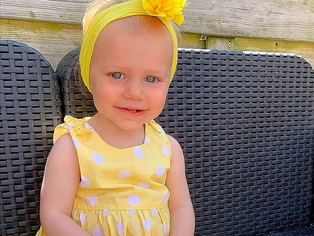 Peau, Coiffure, Sourire, Facial Expression, Baby & Toddler Clothing, Happy, Yellow, Rose, Bambin, Costume Hat, Thigh, Fun, Enfant, Baby, Headband, Magenta, Human Leg, Pattern, Event, Headpiece, Personne, Joy