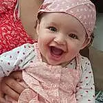 Joue, Peau, Head, Lip, Sourire, Chin, Yeux, Mouth, Blanc, Baby & Toddler Clothing, Textile, Sleeve, Happy, Iris, Rose, Cap, Baby, Headgear, Red, Bambin, Personne, Headwear