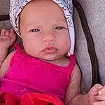 Nez, Visage, Joue, Peau, Lip, Facial Expression, Textile, Sleeve, Baby & Toddler Clothing, Gesture, Rose, Cap, Baby, Bambin, Comfort, Finger, Happy, Baby Carriage, Enfant, Personne, Headwear
