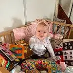 Jouets, Bois, Comfort, Enfant, Shelf, Art, Baby, Baby Products, Room, Chair, Stuffed Toy, Shelving, Bambin, Linens, Pattern, Visual Arts, Baby Safety, Baby Toys, Play, Personne, Joy