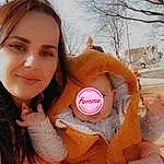Peau, Head, Lip, Coiffure, Yeux, Facial Expression, Mouth, Sourire, Orange, Happy, Gesture, Thigh, Rose, Finger, Brassiere, Cool, Trunk, People In Nature, Thumb, Long Hair, Personne, Joy