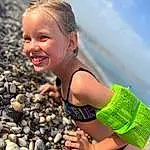 Hair, Sourire, Eau, People In Nature, Human Body, Flash Photography, Happy, People On Beach, Swimwear, Plage, Fun, Thigh, Leisure, Sand, Shore, Voyages, Blond, Human Leg, Enfant, Brown Hair, Personne, Joy