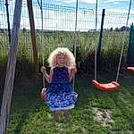 Cloud, Ciel, Plante, Nature, People In Nature, Herbe, Fun, Leisure, Swing, City, Bambin, Human Settlement, Recreation, Baby & Toddler Clothing, Pole, Arbre, Wire Fencing, Mesh, Outdoor Play Equipment, Personne, Joy