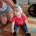 Peau, Facial Expression, Jambe, Baby & Toddler Clothing, Happy, Baby, Bambin, Knee, Thigh, Human Leg, Foot, Enfant, Trunk, Sock, Fun, Assis, Cap, Fashion Accessory, Barefoot, Personne, Headwear