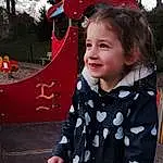 Sourire, Arbre, Leisure, Fun, Happy, Recreation, Bambin, Herbe, Pattern, Enfant, City, Aire de jeux, Assis, Outdoor Play Equipment, Indoor Games And Sports, Play, Playground Slide, Personne, Joy