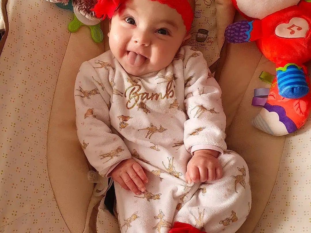 Head, Yeux, Textile, Comfort, Baby, Jouets, Baby & Toddler Clothing, Enfant, Chapi Chapo, Sourire, Bambin, Happy, Baby Sleeping, Room, Carmine, Pattern, Poil, Couch, Linens, Stuffed Toy, Personne, Headwear