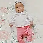 Joue, Peau, Yeux, Blanc, Baby & Toddler Clothing, Sleeve, Textile, Rose, Happy, Baby, Bambin, Pattern, Linens, Magenta, Peach, Enfant, Cap, T-shirt, Baby Products, Portrait Photography, Personne, Headwear