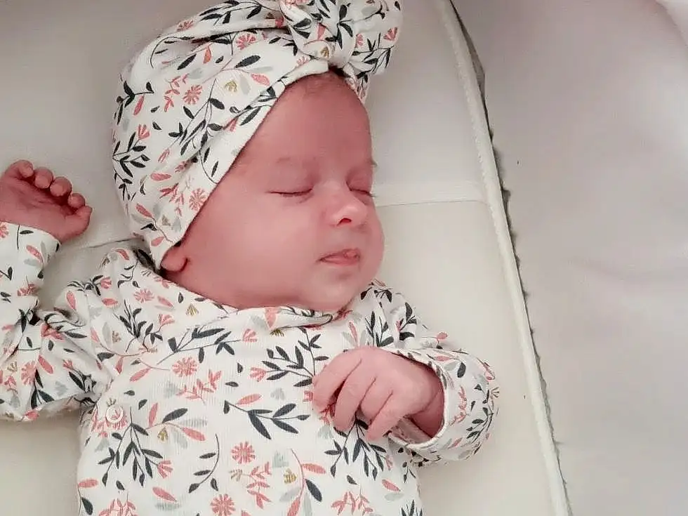Peau, Comfort, Baby & Toddler Clothing, Baby Sleeping, Baby, Textile, Sleeve, Rose, Bambin, Finger, Headgear, Cap, Enfant, Linens, Pattern, Baby Products, Baby Safety, Knit Cap, Room, Personne, Headwear