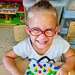 Sourire, Lunettes, Facial Expression, Fun, Eyewear, Enfant, Happy, Jouets, Summer, Bambin, Shelf, Play, Baby Playing With Toys, Leisure, Room, Toy Block, T-shirt, Party, Sweetness, Personne, Joy
