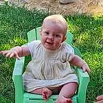Peau, Facial Expression, Plante, People In Nature, Sourire, Baby & Toddler Clothing, Dress, Chair, Happy, Herbe, Leisure, Fun, Bambin, Enfant, Baby, Pelouse, Assis, Comfort, Outdoor Furniture, Garden, Personne, Joy