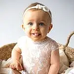 Joue, Peau, Lip, Sourire, Baby & Toddler Clothing, Flash Photography, Iris, Happy, Baby, Comfort, Enfant, Bambin, Bois, Beauty, Close-up, Blond, Assis, Fashion Accessory, Headband, Personne, Joy