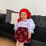 Clothing, Sourire, Jambe, Couch, Comfort, Baby & Toddler Clothing, Sleeve, Textile, Rose, Bambin, Sock, Sneakers, Lap, Magenta, Chapi Chapo, Knee, Event, Cap, Human Leg, Enfant, Personne, Joy, Headwear
