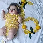 Yeux, Baby & Toddler Clothing, Textile, Sleeve, Yellow, Jouets, Happy, Baby, Bambin, Foot, Doll, Thigh, Thumb, Linens, Baby Toys, Baby Products, Stuffed Toy, Pattern, Assis, Human Leg, Personne
