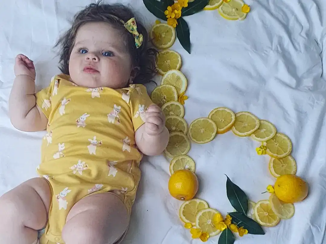 Yeux, Baby & Toddler Clothing, Textile, Sleeve, Yellow, Jouets, Happy, Baby, Bambin, Foot, Doll, Thigh, Thumb, Linens, Baby Toys, Baby Products, Stuffed Toy, Pattern, Assis, Human Leg, Personne